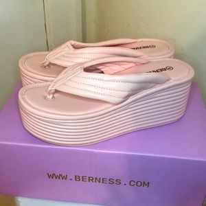 NEW Size women 6 (US) light pink platform sandals